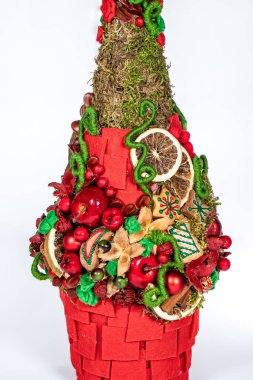 Noel ağacı masası yeni yıl kutlaması için küçük süslemeler yapıyor.