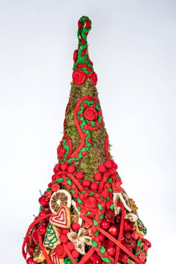 Noel ağacı masası yeni yıl kutlaması için küçük süslemeler yapıyor.