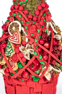 Noel ağacı masası yeni yıl kutlaması için küçük süslemeler yapıyor.