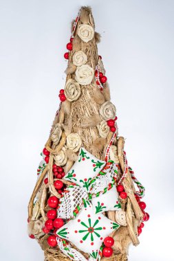 Noel ağacı masası yeni yıl kutlaması için küçük süslemeler yapıyor.