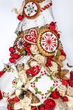 Noel ağacı masası yeni yıl kutlaması için küçük süslemeler yapıyor.