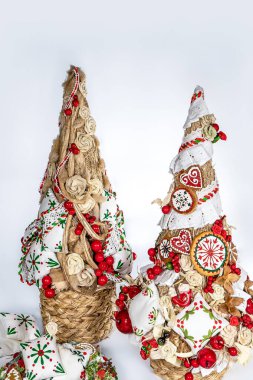 Noel ağacı masası yeni yıl kutlaması için küçük süslemeler yapıyor.