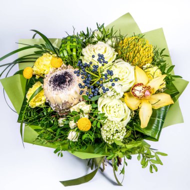 Beyaz arka planda bir buket taze narin çiçek hediye kutlaması