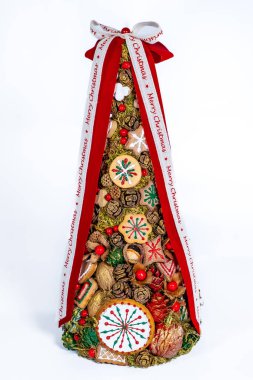 Noel ağacı masası yeni yıl kutlaması için küçük süslemeler yapıyor.