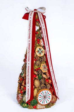 Noel ağacı masası yeni yıl kutlaması için küçük süslemeler yapıyor.