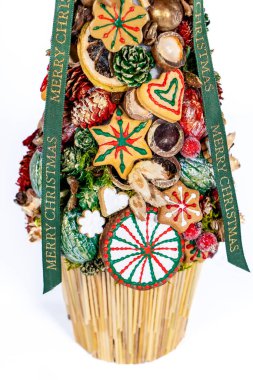 Noel ağacı masası yeni yıl kutlaması için küçük süslemeler yapıyor.