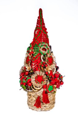 Noel ağacı masası yeni yıl kutlaması için küçük süslemeler yapıyor.