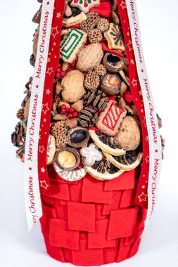 Noel ağacı masası yeni yıl kutlaması için küçük süslemeler yapıyor.