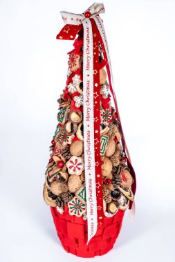 Noel ağacı masası yeni yıl kutlaması için küçük süslemeler yapıyor.