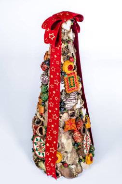 Noel ağacı masası yeni yıl kutlaması için küçük süslemeler yapıyor.