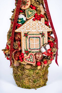 Noel ağacı masası yeni yıl kutlaması için küçük süslemeler yapıyor.