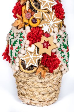 Noel ağacı masası yeni yıl kutlaması için küçük süslemeler yapıyor.