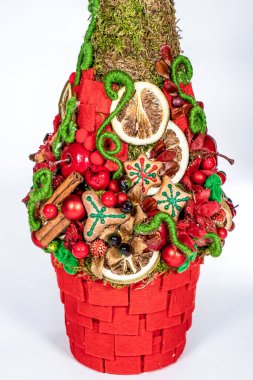 Noel ağacı masası yeni yıl kutlaması için küçük süslemeler yapıyor.