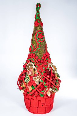 Noel ağacı masası yeni yıl kutlaması için küçük süslemeler yapıyor.