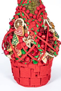 Noel ağacı masası yeni yıl kutlaması için küçük süslemeler yapıyor.