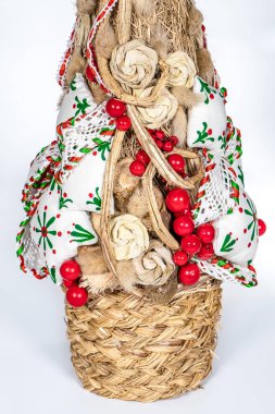 Noel ağacı masası yeni yıl kutlaması için küçük süslemeler yapıyor.