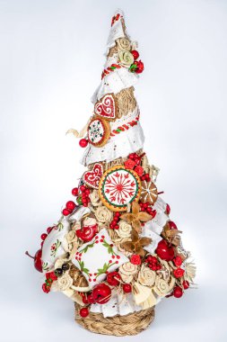 Noel ağacı masası yeni yıl kutlaması için küçük süslemeler yapıyor.