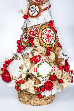 Noel ağacı masası yeni yıl kutlaması için küçük süslemeler yapıyor.