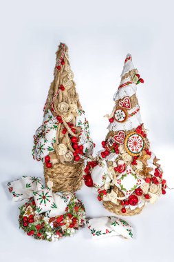 Noel ağacı masası yeni yıl kutlaması için küçük süslemeler yapıyor.