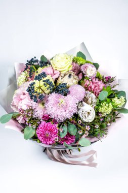 Beyaz arka planda bir buket taze narin çiçek hediye kutlaması