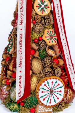 Noel ağacı masası yeni yıl kutlaması için küçük süslemeler yapıyor.