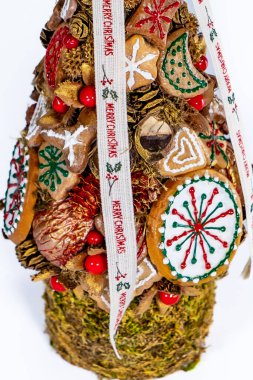 Noel ağacı masası yeni yıl kutlaması için küçük süslemeler yapıyor.