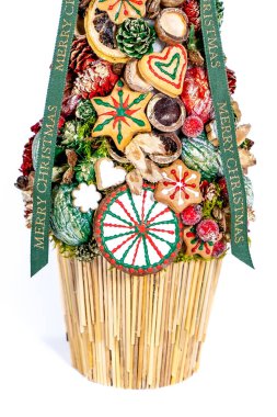 Noel ağacı masası yeni yıl kutlaması için küçük süslemeler yapıyor.