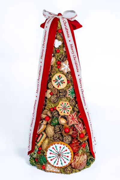 Noel ağacı masası yeni yıl kutlaması için küçük süslemeler yapıyor.