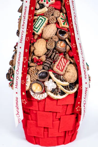 Noel ağacı masası yeni yıl kutlaması için küçük süslemeler yapıyor.