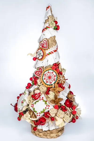 Noel ağacı masası yeni yıl kutlaması için küçük süslemeler yapıyor.