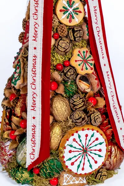 Noel ağacı masası yeni yıl kutlaması için küçük süslemeler yapıyor.