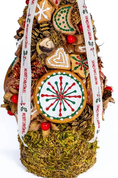 Noel ağacı masası yeni yıl kutlaması için küçük süslemeler yapıyor.