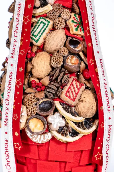 Noel ağacı masası yeni yıl kutlaması için küçük süslemeler yapıyor.