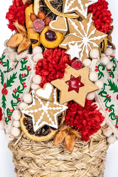 Noel ağacı masası yeni yıl kutlaması için küçük süslemeler yapıyor.