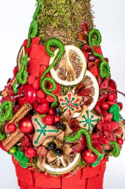 Noel ağacı masası yeni yıl kutlaması için küçük süslemeler yapıyor.