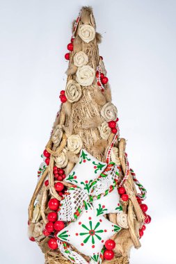 Noel ağacı masası yeni yıl kutlaması için küçük süslemeler yapıyor.