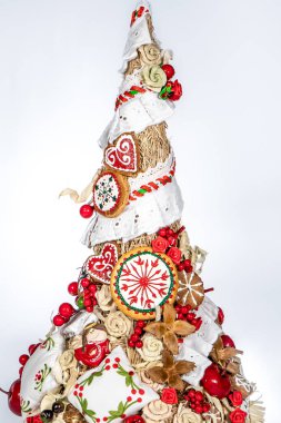 Noel ağacı masası yeni yıl kutlaması için küçük süslemeler yapıyor.