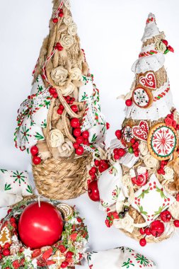 Noel ağacı masası yeni yıl kutlaması için küçük süslemeler yapıyor.