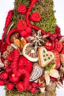 Noel ağacı masası yeni yıl kutlaması için küçük süslemeler yapıyor.