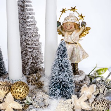 Noel ağacı masası yeni yıl kutlaması için küçük süslemeler yapıyor.