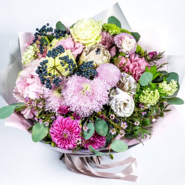 Beyaz arka planda bir buket taze narin çiçek hediye kutlaması