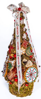 Noel ağacı masası yeni yıl kutlaması için küçük süslemeler yapıyor.