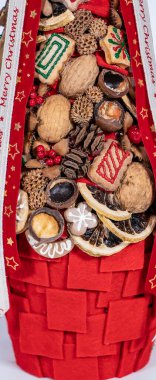 Noel ağacı masası yeni yıl kutlaması için küçük süslemeler yapıyor.