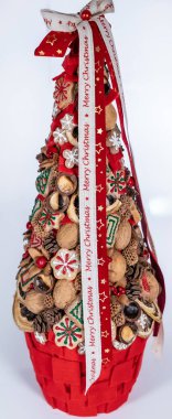 Noel ağacı masası yeni yıl kutlaması için küçük süslemeler yapıyor.