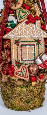 Noel ağacı masası yeni yıl kutlaması için küçük süslemeler yapıyor.