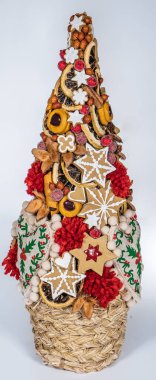 Noel ağacı masası yeni yıl kutlaması için küçük süslemeler yapıyor.