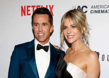 Los Angeles, CA - 17 Kasım 2022: Rob McElhenney ve Kaitlin Olson, Beverly Hilton 'da düzenlenen 36. Yıllık Amerikan Sineması Ödülleri' ne katıldılar.