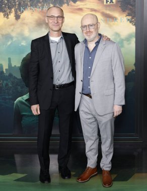 Los Angeles, CA - 05 Aralık 2022: Joe Weisberg ve Joel Fields 