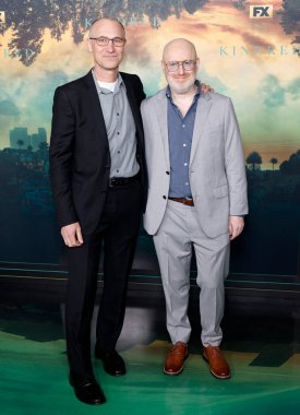 Los Angeles, CA - 05 Aralık 2022: Joe Weisberg ve Joel Fields 