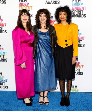Santa Monica, California - 4 Mart 2023: Sara Archambault, Sierra Pettengill ve Jamila Wignot 2023 Film Bağımsız Ruh Ödülleri 'ne katıldılar.